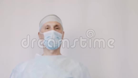 医生给病人看了一罐药丸可以帮助他应付这种疾病视频的预览图