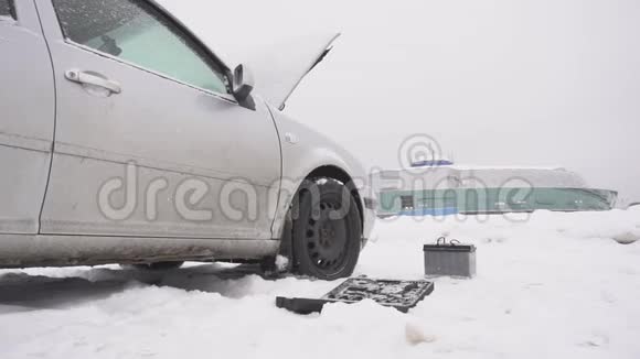 冬季汽车故障低质量柴油冷冻和弱蓄电池问题开始慢动作仪表视频的预览图