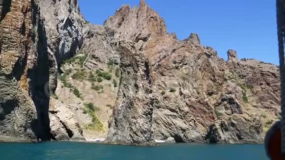 从船上到岩石悬崖的景色视频的预览图