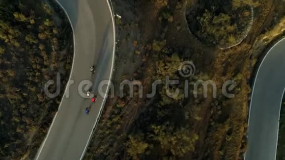 专业道路骑自行车者下山路视频的预览图