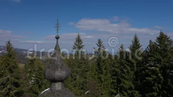 从塔尖到底部的鸟瞰教堂视频的预览图