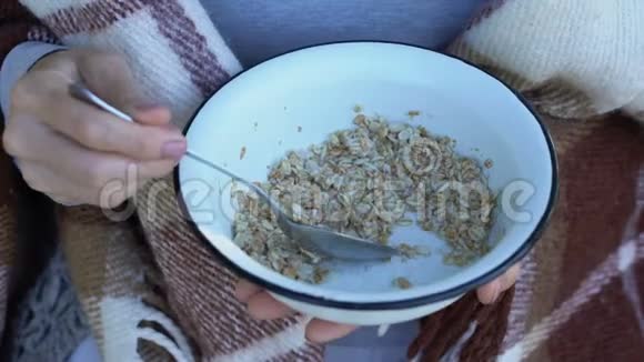 吃麦片粥有困难的妇女社会保护不力视频的预览图