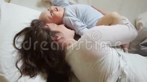 关爱的妈妈和宝宝早上在床上玩耍宝贝滚过去爬妈妈把他还给我宝贝视频的预览图
