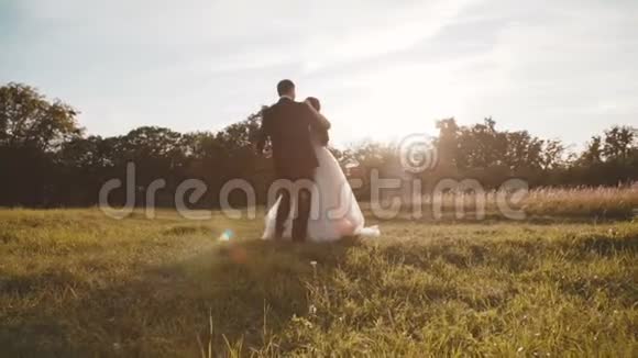 快乐的夫妻在阳光下跳舞视频的预览图