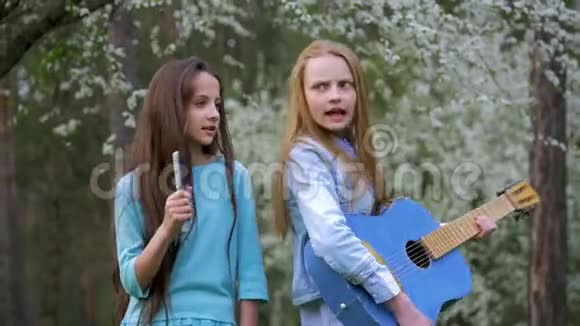 幼儿希普斯特女朋友一起唱歌跳舞弹吉他春天森林里玩得开心视频的预览图