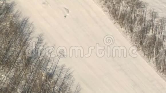 滑雪者的空中射击视频的预览图