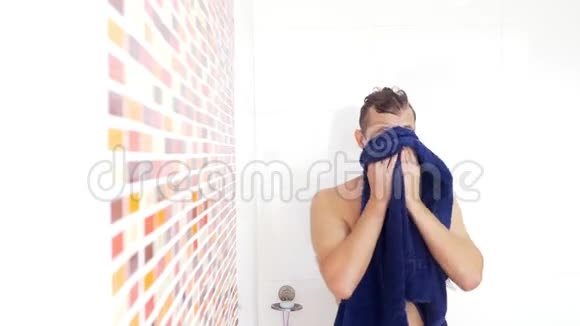 男人用毛巾擦身年轻人在浴室里洗完澡视频的预览图