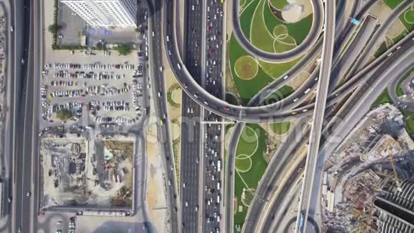 精彩的顶级空中无人机拍摄长时间繁忙的公路道路和现代摩天大楼在迪拜城市全景视频的预览图
