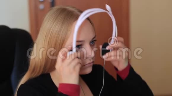 女孩为工作戴上耳机耳机和麦克风视频的预览图