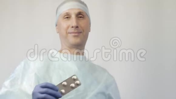 医生给病人看了一包药丸一个手势表明用天然的药片代替药片更好视频的预览图
