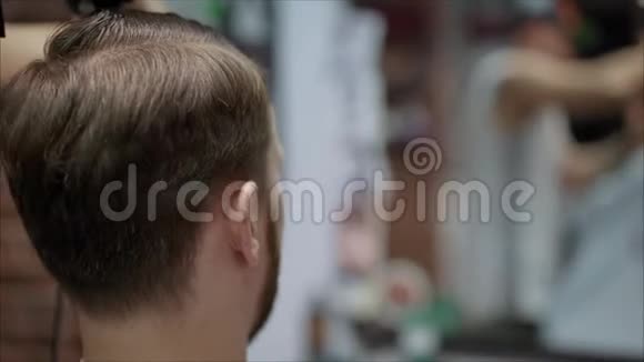 男人理发后把头发擦干男士发廊视频的预览图