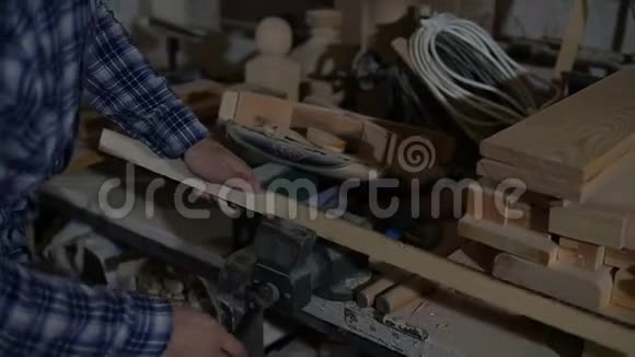 木匠在老虎钳上修木板视频的预览图