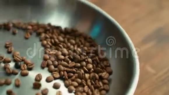 特写咖啡豆缓慢地在平底锅上辗转视频的预览图