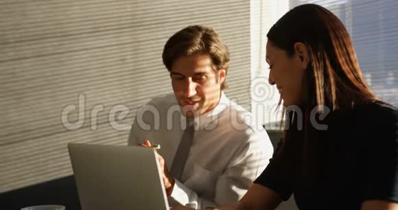 一间现代化的办公室里年轻的高加索族办公室管理人员在办公桌前工作视频的预览图