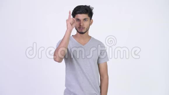 年轻愤怒的留胡子的印度男人指着镜头说话视频的预览图
