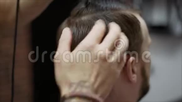男人理发后把头发擦干男士发廊视频的预览图