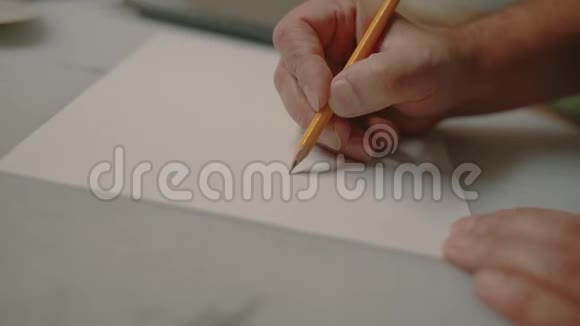 男人手在纸上画铅笔关门视频的预览图