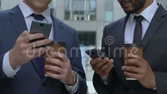 咖啡休息时间的商人分享智能手机的照片假日的印象视频的预览图