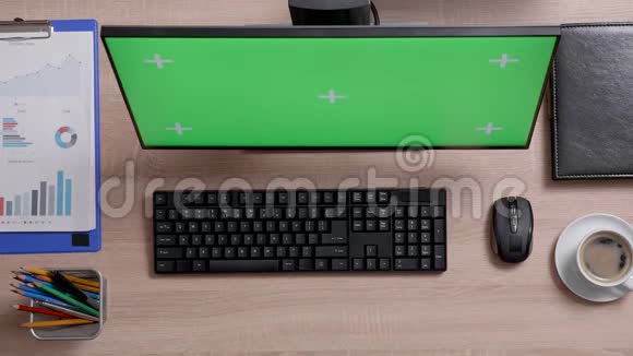在绿色屏幕显示器前键盘上输入男性手的俯视图视频的预览图