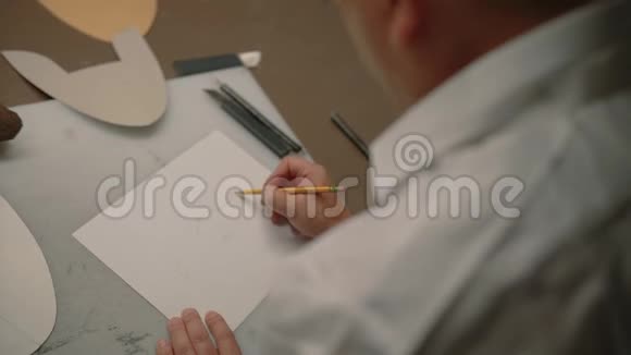 男人手在纸上画铅笔视频的预览图