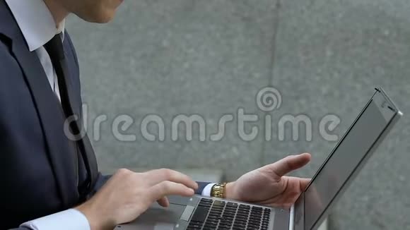 忙碌的人在户外使用笔记本电脑技术和不断的工作特写视频的预览图