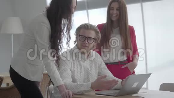 一位戴眼镜的成功金发男子坐在一间光线舒适的办公室里桌上放着一本上网本解释他的人生视频的预览图
