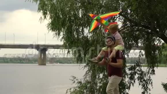 父子俩在河边放风筝在一起快乐父母相爱视频的预览图