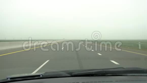 在阴沉的天气里开车从车内看雨滴在汽车挡风玻璃上视频的预览图
