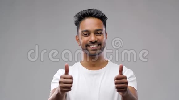 穿T恤的印度快乐男人竖起大拇指视频的预览图