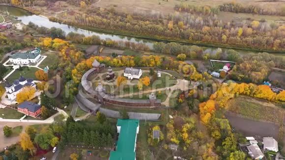 乌克兰切尔尼希夫州Baturyn城堡和西姆河的空中景观摄像机从右到左跟踪视频的预览图