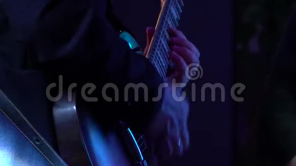 音乐会上的吉他手用黑樱桃电吉他演奏视频的预览图