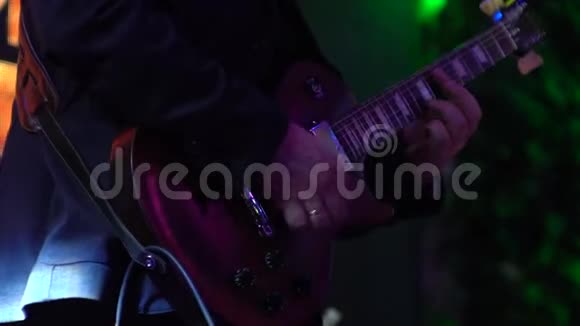 音乐会上的吉他手用黑樱桃电吉他演奏视频的预览图