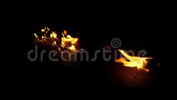 燃烧地面上的物体合成元素视频的预览图