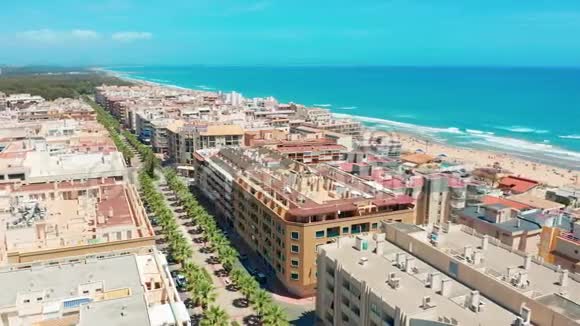 空中观景科斯塔布兰科海滩附近的公寓视频的预览图
