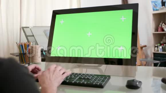 一个人在键盘上打字显示器上有绿色屏幕视频的预览图