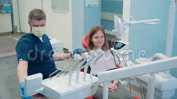 年轻女子正在医疗诊所牙科诊所拜访牙医视频的预览图