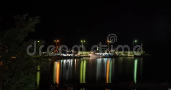 希腊夜间用船码头的时间推移视频的预览图