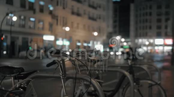 自行车停放在夜色模糊的城市视频的预览图
