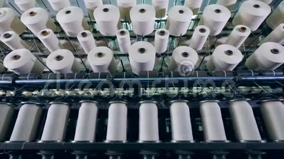 缝纫线在筒管之间机械地移动服装厂生产设备视频的预览图