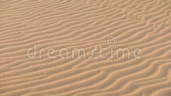 沙漠中沙丘形态纹理接近视频的预览图