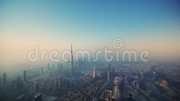 美丽的空中无人机飞行在未来塔迪拜市中心摩天大楼雾蒙蒙的早晨日出视频的预览图
