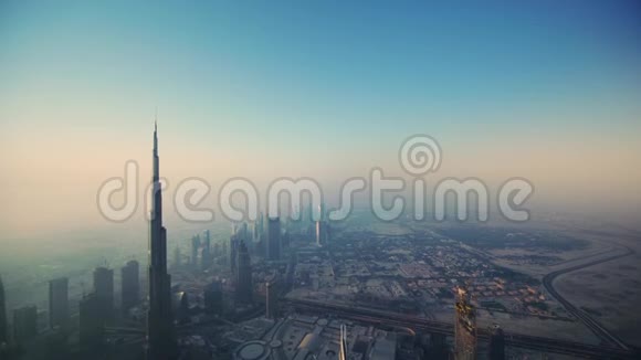 在雾蒙蒙的早晨日出中不可思议的无人机在未来的迪拜城市摩天大楼上空飞行视频的预览图