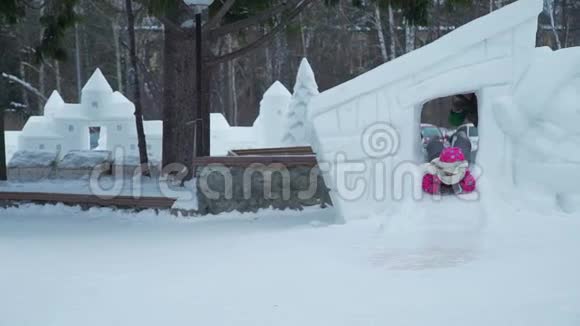 小女孩骑着冰滑梯视频的预览图