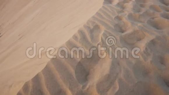 在沙漠景观中的沙丘边缘行走视频的预览图