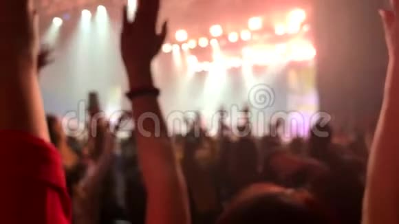 背景人们在体育场的夜间音乐手举着亚洲观众支持成年女子男子视频的预览图
