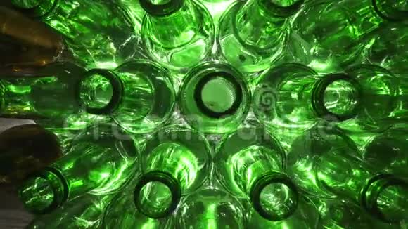 空的绿色啤酒瓶白色背景上的俯视图多莉拍摄视频的预览图