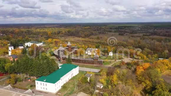乌克兰切尔尼希夫州Baturyn堡垒和Seym河的鸟瞰图摄像机从右到左跟踪视频的预览图