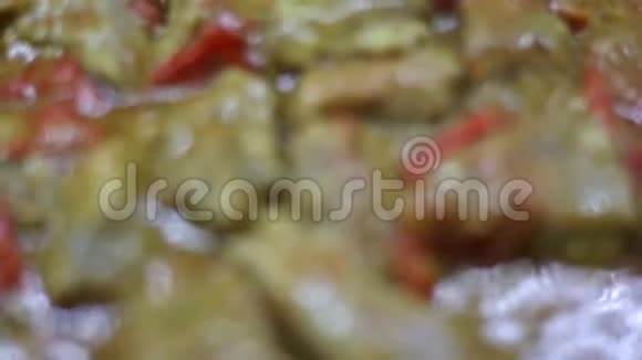 砂锅与沸腾的肉称为塔斯卡普与新鲜西红柿蔬菜和橄榄油传统的希腊土耳其菜系视频的预览图