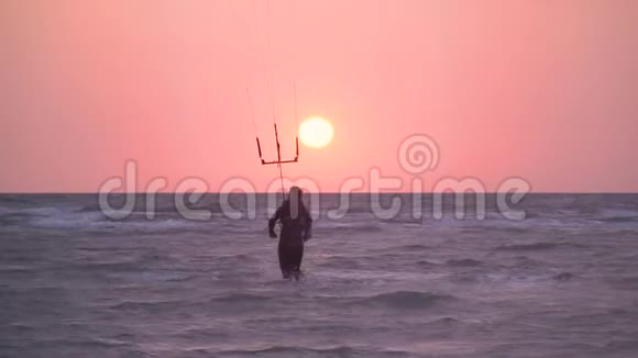日落时分一个人在海边奔跑手里拿着一只训练风筝视频的预览图