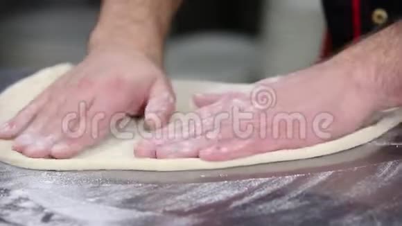 餐厅厨房厨师为披萨做面团双手合拢视频的预览图